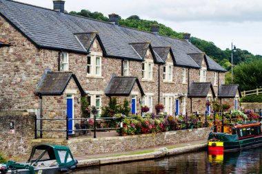 BRECON, WALES - 28 AĞUSTOS 2016: Brecon kasabası, Galler, İngiltere 'de bir nehir kıyısına yanaştı