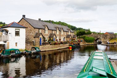 BRECON, WALES - 28 AĞUSTOS 2016: Brecon kasabası, Galler, İngiltere 'de bir nehir kıyısına yanaştı