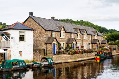 BRECON, WALES - 28 AĞUSTOS 2016: Brecon kasabası, Galler, İngiltere 'de bir nehir kıyısına yanaştı