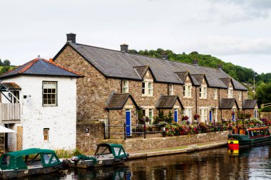 BRECON, WALES - 28 AĞUSTOS 2016: Brecon kasabası, Galler, İngiltere 'de bir nehir kıyısına yanaştı