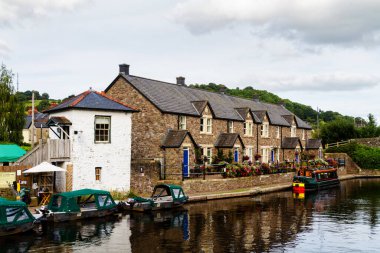 BRECON, WALES - 28 AĞUSTOS 2016: Brecon kasabası, Galler, İngiltere 'de bir nehir kıyısına yanaştı