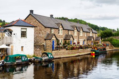 BRECON, WALES - 28 AĞUSTOS 2016: Brecon kasabası, Galler, İngiltere 'de bir nehir kıyısına yanaştı