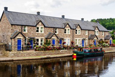 BRECON, WALES - 28 AĞUSTOS 2016: Brecon kasabası, Galler, İngiltere 'de bir nehir kıyısına yanaştı