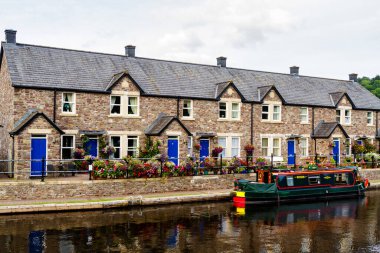 BRECON, WALES - 28 AĞUSTOS 2016: Brecon kasabası, Galler, İngiltere 'de bir nehir kıyısına yanaştı