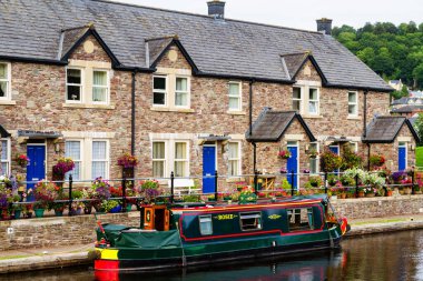 BRECON, WALES - 28 AĞUSTOS 2016: Brecon kasabası, Galler, İngiltere 'de bir nehir kıyısına yanaştı