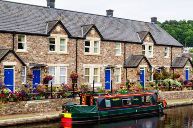 BRECON, WALES - 28 AĞUSTOS 2016: Brecon kasabası, Galler, İngiltere 'de bir nehir kıyısına yanaştı