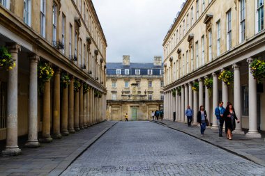 BATH, İngiltere - 3 Eylül 2016: Bath, İngiltere 'de eski kombine cadde. Şehir popüler bir turizm merkezidir ve Roma hamamlarıyla ünlüdür.
