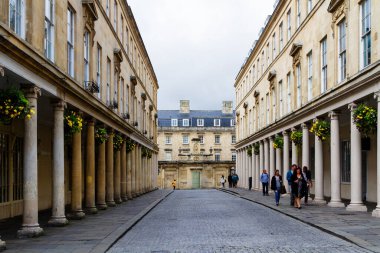 BATH, İngiltere - 3 Eylül 2016: Bath, İngiltere 'de eski kombine cadde. Şehir popüler bir turizm merkezidir ve Roma hamamlarıyla ünlüdür.
