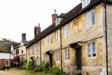 Cotswolds 'daki eski tarz İngiliz evi 