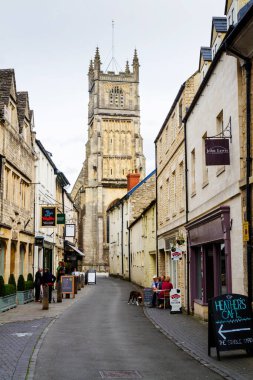 CRENCESTER, İngiltere - 5 Eylül 2016: Cirencester, İngiltere 'deki eski cadde. Restoranları ve kitapçıları olan kiliseye giden yol..