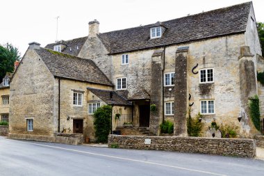 Cotswolds 'daki eski tarz İngiliz evi 