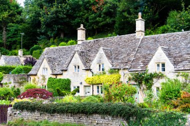 BIBURY, İngiltere - 4 Eylül 2016: Cotswold 'daki eski tarz İngiliz evi Olağanüstü Güzelliğin Alanı (AONB), İngiltere, Birleşik Krallık, Avrupa