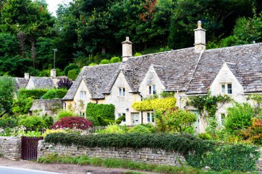 BIBURY, İngiltere - 4 Eylül 2016: Cotswold 'daki eski tarz İngiliz evi Olağanüstü Güzelliğin Alanı (AONB), İngiltere, Birleşik Krallık, Avrupa