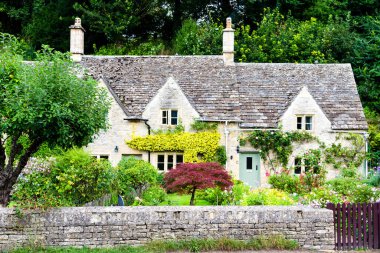 BIBURY, İngiltere - 4 Eylül 2016: Cotswold 'daki eski tarz İngiliz evi Olağanüstü Güzelliğin Alanı (AONB), İngiltere, Birleşik Krallık, Avrupa