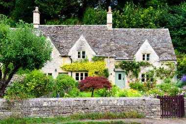 BIBURY, İngiltere - 4 Eylül 2016: Cotswold 'daki eski tarz İngiliz evi Olağanüstü Güzelliğin Alanı (AONB), İngiltere, Birleşik Krallık, Avrupa