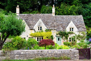 BIBURY, İngiltere - 4 Eylül 2016: Cotswold 'daki eski tarz İngiliz evi Olağanüstü Güzelliğin Alanı (AONB), İngiltere, Birleşik Krallık, Avrupa