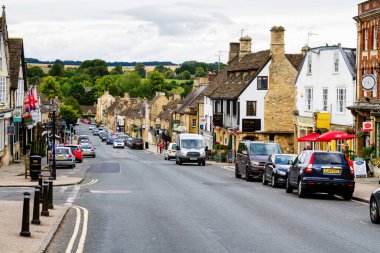 BURFORD, İngiltere - 4 Eylül 2016: Cotswolds 'daki eski tarz bir şehir olan Burford, Olağanüstü Güzelliğin Alanı (AONB), İngiltere, Birleşik Krallık, Avrupa