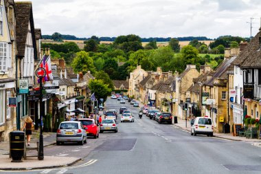 BURFORD, İngiltere - 4 Eylül 2016: Cotswolds 'daki eski tarz bir şehir olan Burford, Olağanüstü Güzelliğin Alanı (AONB), İngiltere, Birleşik Krallık, Avrupa