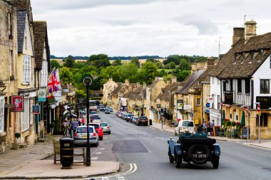 BURFORD, İngiltere - 4 Eylül 2016: Cotswolds 'daki eski tarz bir şehir olan Burford, Olağanüstü Güzelliğin Alanı (AONB), İngiltere, Birleşik Krallık, Avrupa