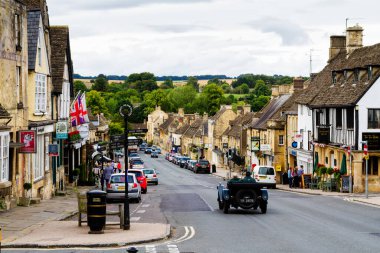 BURFORD, İngiltere - 4 Eylül 2016: Cotswolds 'daki eski tarz bir şehir olan Burford, Olağanüstü Güzelliğin Alanı (AONB), İngiltere, Birleşik Krallık, Avrupa