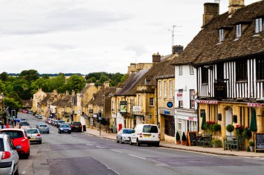BURFORD, İngiltere - 4 Eylül 2016: Cotswolds 'daki eski tarz bir şehir olan Burford, Olağanüstü Güzelliğin Alanı (AONB), İngiltere, Birleşik Krallık, Avrupa