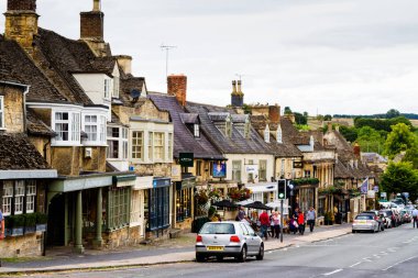 BURFORD, İngiltere - 4 Eylül 2016: Cotswolds 'daki eski tarz bir şehir olan Burford, Olağanüstü Güzelliğin Alanı (AONB), İngiltere, Birleşik Krallık, Avrupa