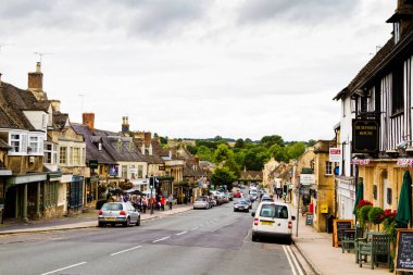 BURFORD, İngiltere - 4 Eylül 2016: Cotswolds 'daki eski tarz bir şehir olan Burford, Olağanüstü Güzelliğin Alanı (AONB), İngiltere, Birleşik Krallık, Avrupa