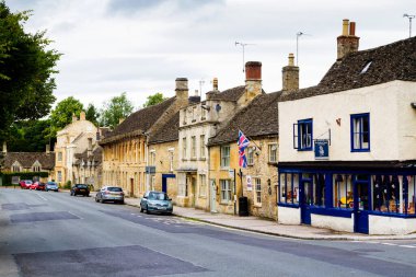 BURFORD, İngiltere - 4 Eylül 2016: Cotswolds 'daki eski tarz bir şehir olan Burford, Olağanüstü Güzelliğin Alanı (AONB), İngiltere, Birleşik Krallık, Avrupa