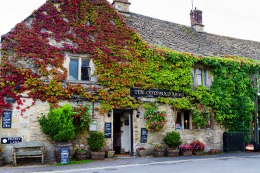 BURFORD, İngiltere - 4 Eylül 2016: Cotswolds 'daki eski tarz bir şehir olan Burford, Olağanüstü Güzelliğin Alanı (AONB), İngiltere, Birleşik Krallık, Avrupa