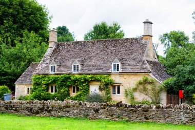 Cotswolds 'daki eski tarz İngiliz evi 