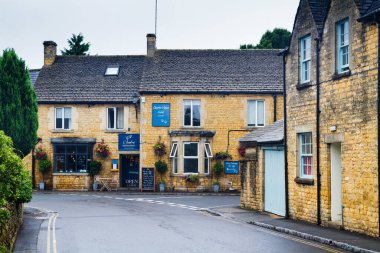 BOURTON-ON-ON-THE-SU, İngiltere - 5 Eylül 2016: Cotswolds 'daki eski tarz şehir Bourton Olağanüstü Güzelliğin Alanı (AONB), İngiltere, Birleşik Krallık, Avrupa