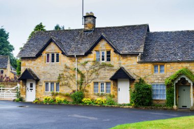 Cotswolds 'daki eski tarz İngiliz evi 