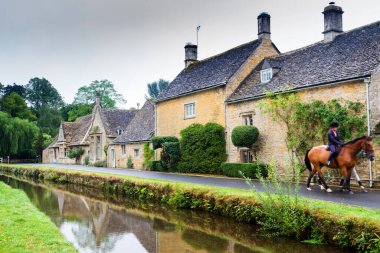 Cotswolds 'daki eski tarz İngiliz evi 