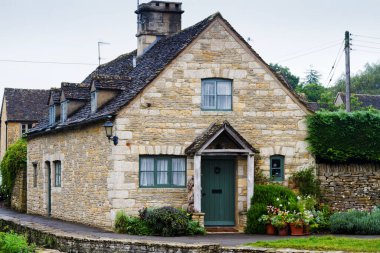 Cotswolds 'daki eski tarz İngiliz evi 