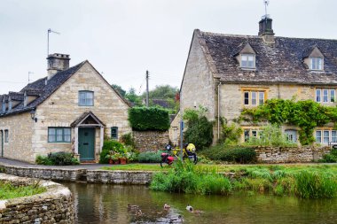 Cotswolds 'daki eski tarz İngiliz evi 