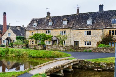 Cotswolds 'daki eski tarz İngiliz evi 