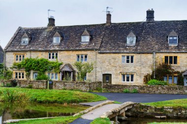 Cotswolds 'daki eski tarz İngiliz evi 