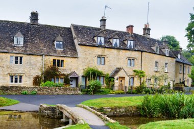 Cotswolds 'daki eski tarz İngiliz evi 
