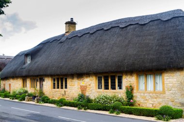 Cotswolds 'daki eski tarz İngiliz sazdan yapılmış ev 
