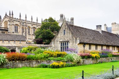Oxford Christ Kilisesi Savaş Anıtı Bahçesi, Oxford Güzel bir yaz günü, İngiltere, İngiltere
