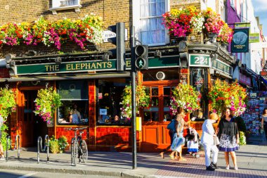 LONDON, İngiltere - 6 Eylül 2016: Camden Town, Londra, İngiltere 'de sıcak öğleden sonra ışığı olan tipik İngiliz barı