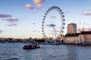LONDON, İngiltere - 6 Eylül 2016: Ünlü Londra Gözü - Londra, İngiltere, İngiltere 'de popüler turizm merkezi