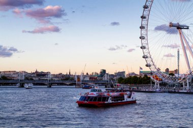 LONDON, İngiltere - 6 Eylül 2016: Ünlü Londra Gözü - Londra, İngiltere, İngiltere 'de popüler turizm merkezi