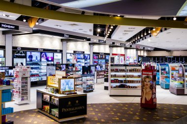LUTON, İngiltere - 11 Eylül 2016 'da Londra, İngiltere' de Duty Free mağazası. Vergisiz mağazalar, belirli yerel veya ulusal vergi ve vergilerin ödenmesinden muaf olan perakende satış mağazalarıdır.
