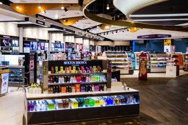 LUTON, İngiltere - 11 Eylül 2016 'da Londra, İngiltere' de Duty Free mağazası. Vergisiz mağazalar, belirli yerel veya ulusal vergi ve vergilerin ödenmesinden muaf olan perakende satış mağazalarıdır.