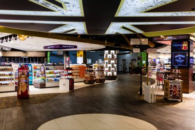 LUTON, İngiltere - 11 Eylül 2016 'da Londra, İngiltere' de Duty Free mağazası. Vergisiz mağazalar, belirli yerel veya ulusal vergi ve vergilerin ödenmesinden muaf olan perakende satış mağazalarıdır.