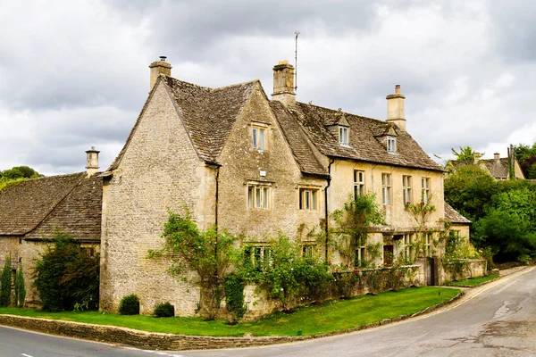 コッツウォルズの古いスタイルの英語の家は 優れた美しさの領域として知られています Aonb イギリス イギリス ヨーロッパ — ストック写真
