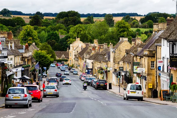 BURFORD, İngiltere - 4 Eylül 2016: Cotswolds 'daki eski tarz bir şehir olan Burford, Olağanüstü Güzelliğin Alanı (AONB), İngiltere, Birleşik Krallık, Avrupa