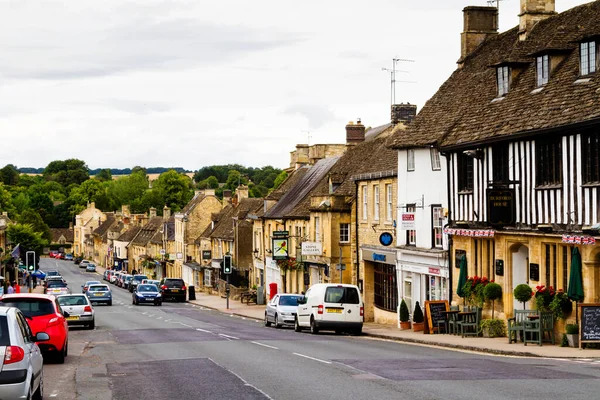 BURFORD, İngiltere - 4 Eylül 2016: Cotswolds 'daki eski tarz bir şehir olan Burford, Olağanüstü Güzelliğin Alanı (AONB), İngiltere, Birleşik Krallık, Avrupa