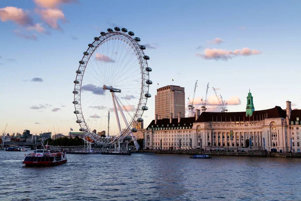 LONDON, İngiltere - 6 Eylül 2016: Ünlü Londra Gözü - Londra, İngiltere, İngiltere 'de popüler turizm merkezi